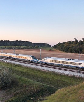 Pendolino_trains_on_railway_tracks_in_Poland