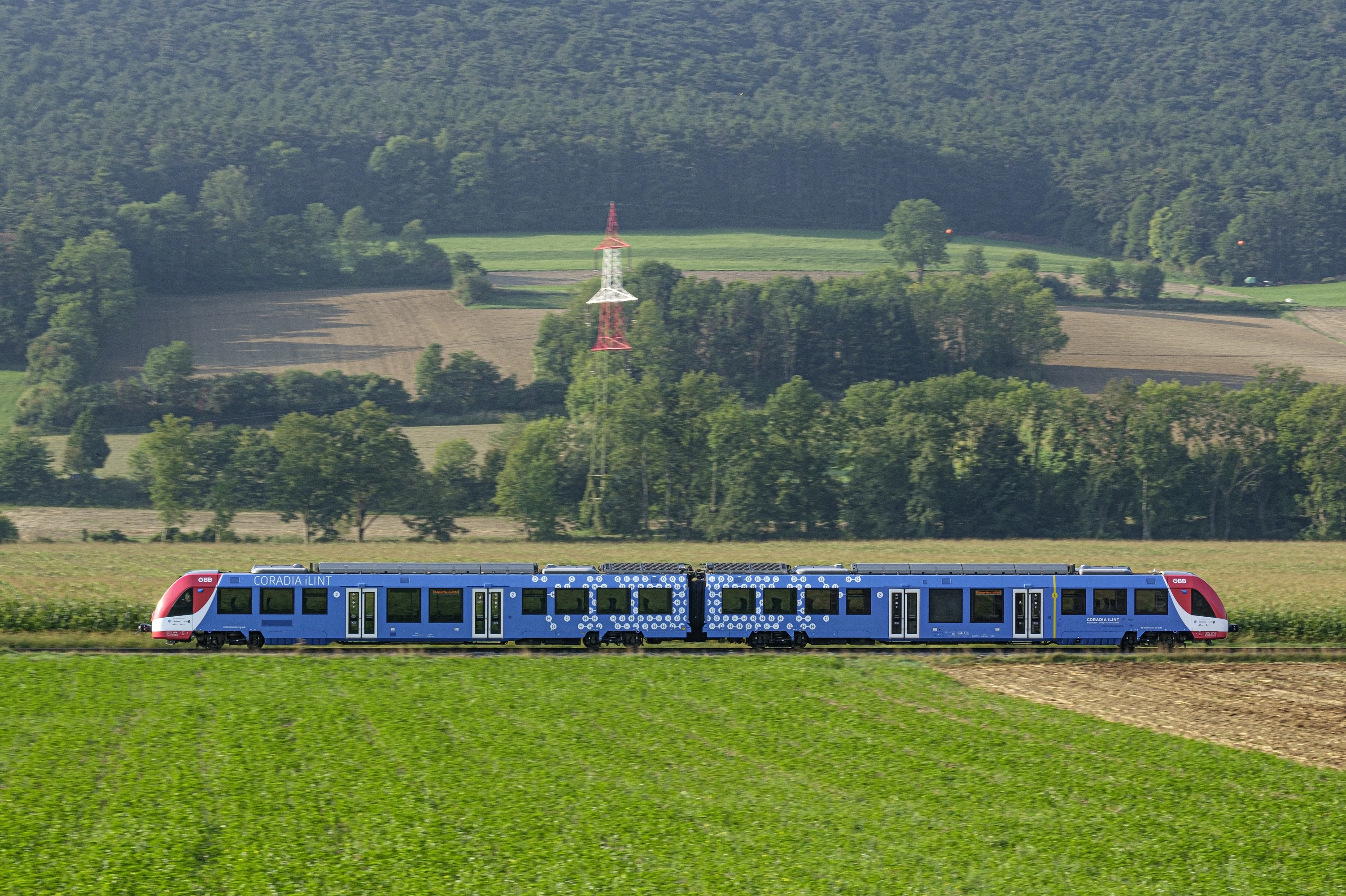 Зеленые железные дороги. Coradia ILINT. Coradia lint водородный поезд. Alstom поезда. Зеленый поезд.