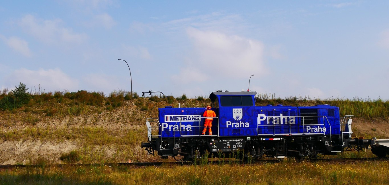 Hybrid Locomotive Prima H3 in operation in the port of Hamburg