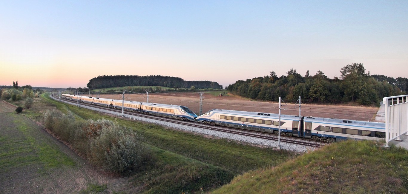 Pendolino_trains_on_railway_tracks_in_Poland