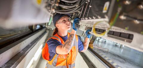 Hennigsdorf site employee. Copyright ALSTOM SA 2024. Braun Friedrich Fotografie