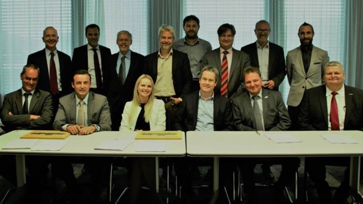 Im Vordergrund sitzend, von links nach rechts: Hr. Matthias Fleischmann / Bank Reichmuth / Mitglied des Verwaltungsrates Dr. Stephan Hasenböhler / Bank Reichmuth / Präsident des Verwaltungsrates Fr. Jasmin Bigdon/ SBB Cargo / Leiterin Asset Management Hr. Stefan Spiegel / SBB Cargo / Leiter Finanzen Hr. Norbert Kempe / Alstom / Vertriebsleiter Hr. Stephan Heinzmann /Alstom / Vertrieb Im Hintergrund stehend, von links nach rechts: Hr. Michel Laliche / SBB Cargo / Leiter Strategischer Einkauf Hr. Philippe Riedweg / SBB Cargo / Vertrieb Assets & Services Hr. Paul Gwerder / SBB Cargo / Portfolio Manager Lokomotiven Hr. Daniel Lützelschwab / SBB Cargo / Leiter Recht & Compliance Hr. Benjamin Wecker / SBB Cargo / Senior Projektleiter Automation Ivan Bertocchi / Alstom Hr. Roland Seidel / SBB Cargo / Leiter Instandhaltung Hr. Alain Eicher / SBB Cargo / Leiter Einkauf & Supply Chain Alstom liefert 12 Prima H3-Lokomotiven an die SBB Cargo in der Schweiz