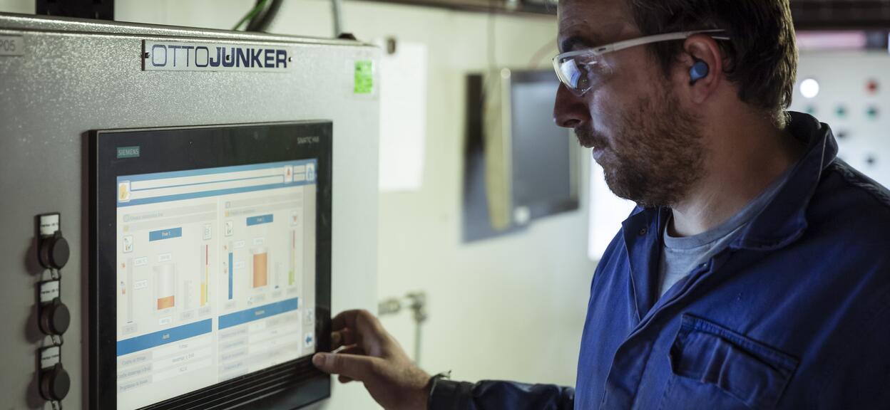Adjustment and control of the melting furnace temperature