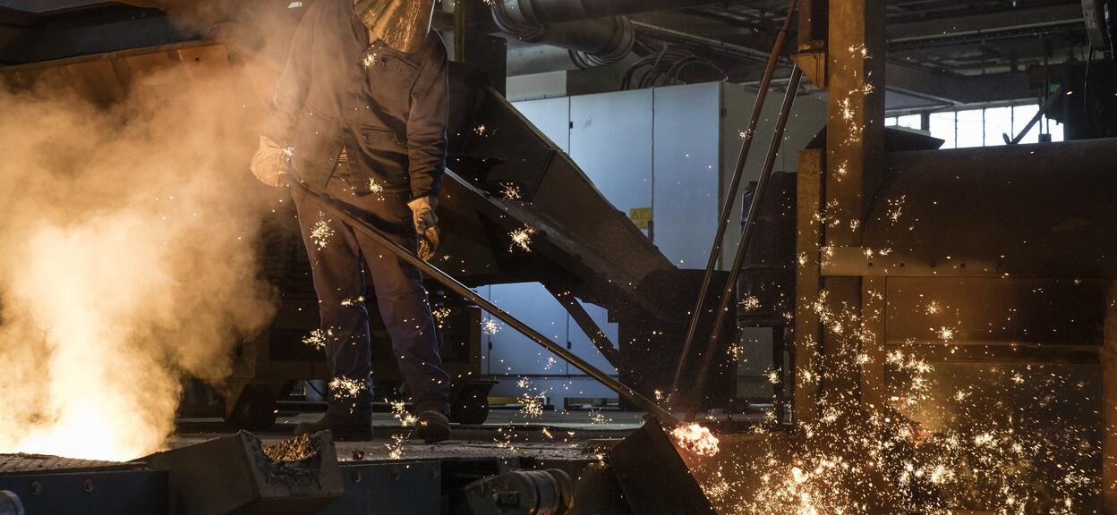 Final cleaning operation of the bag to remove impurities 