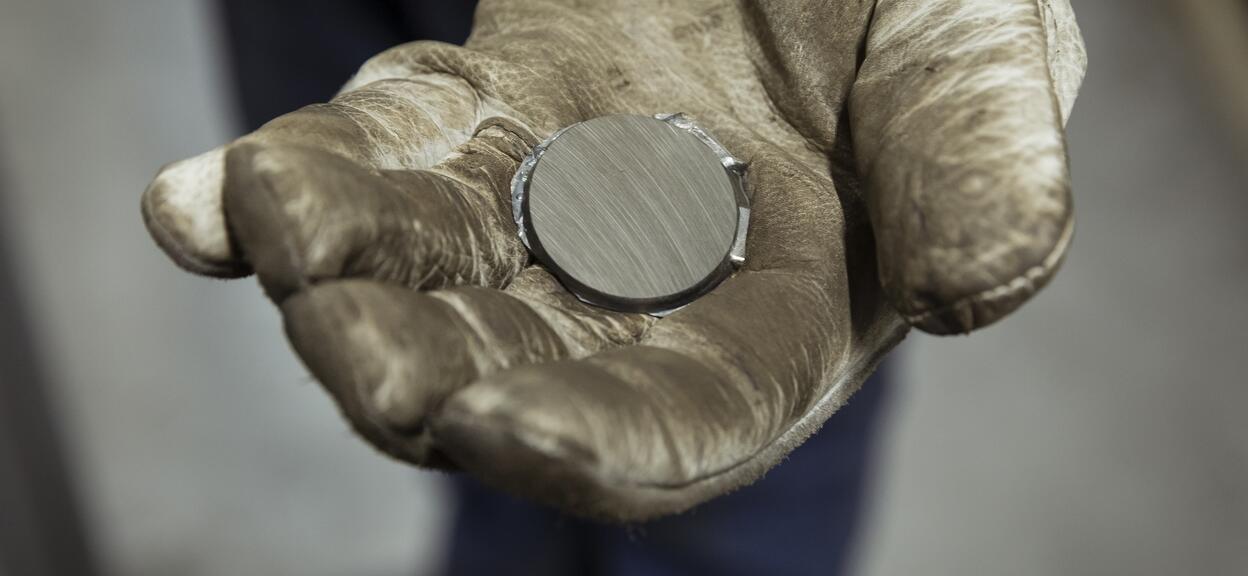 Cast iron medal to confirm the chemical quality of the mixture before casting.