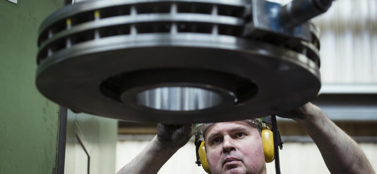 Manipulation of a disc for performing the last machining operation