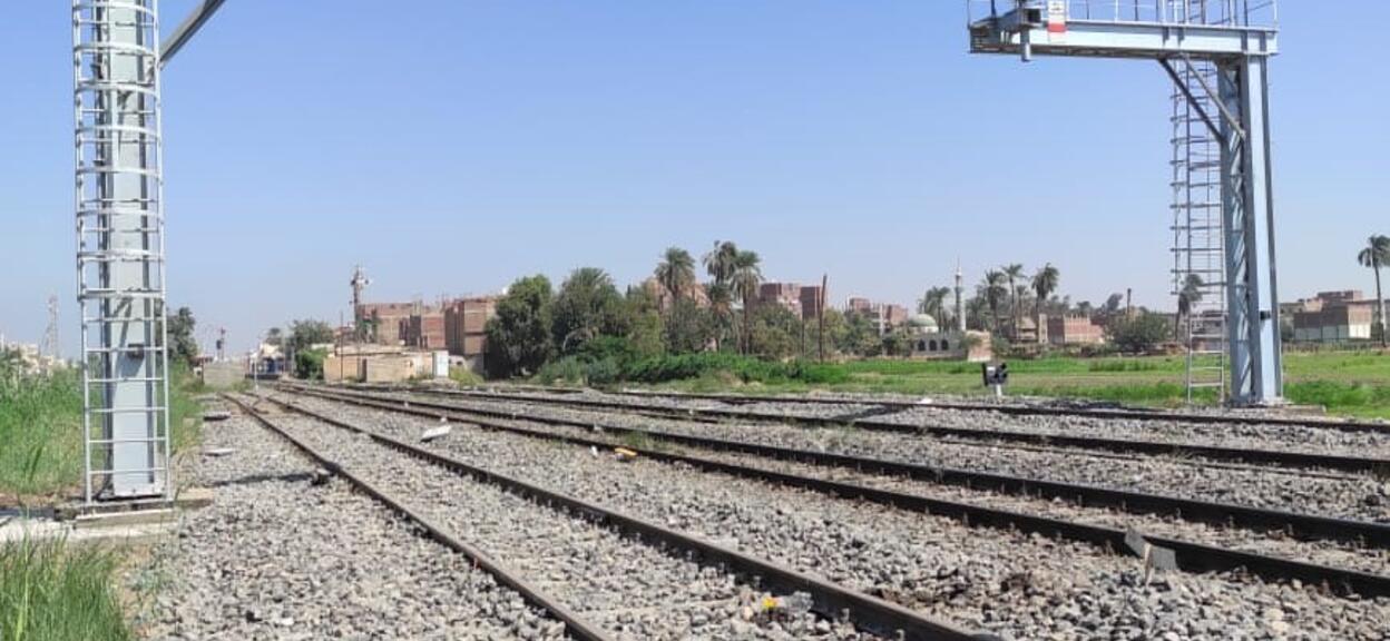Signal heads with contraflow aspects over cantilevers south Matai platform