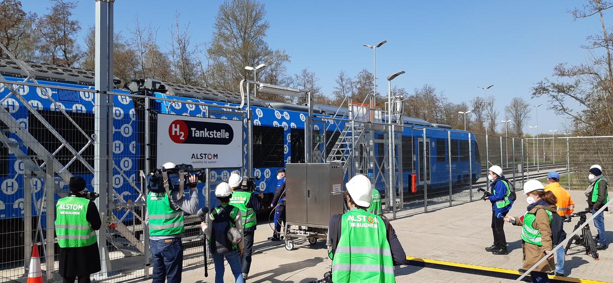 Media_interest_in_hydrogen_filling_process_3