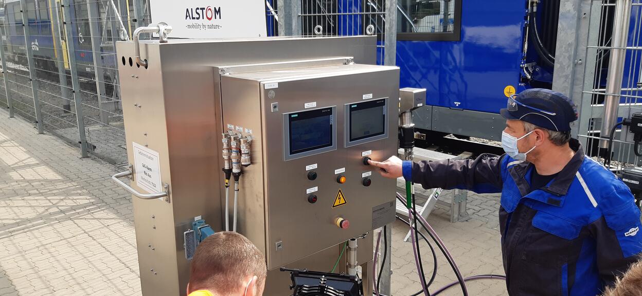 Media_interest_in_hydrogen_filling_process_4