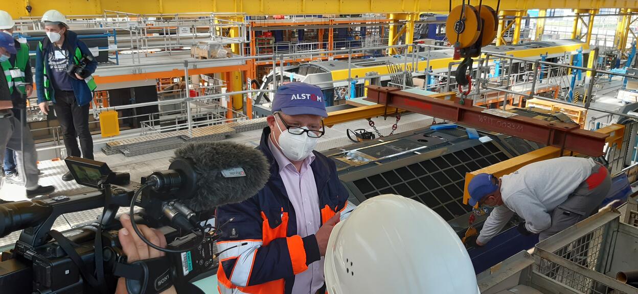 Stefan Schrank explaining the fuel cell technology to French TV journalists