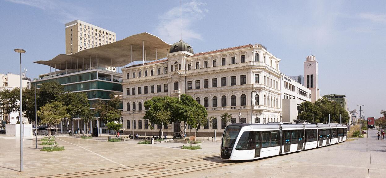 Citadis_tram_in_circulation_Parada_dos_Museus