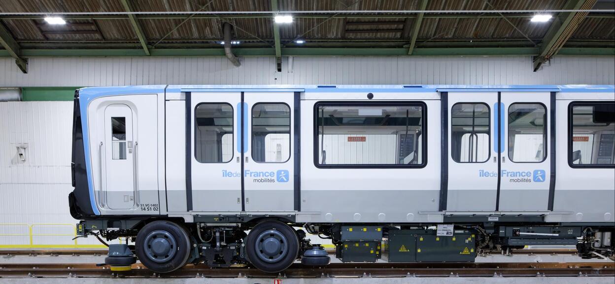 MP14_ligne_11_du_metro_parisien_vue_laterale