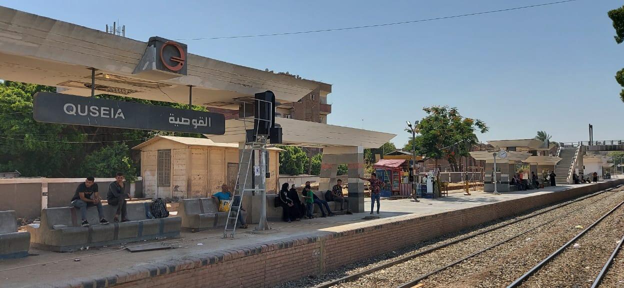 The_public_waiting_at_Quseia_train_station