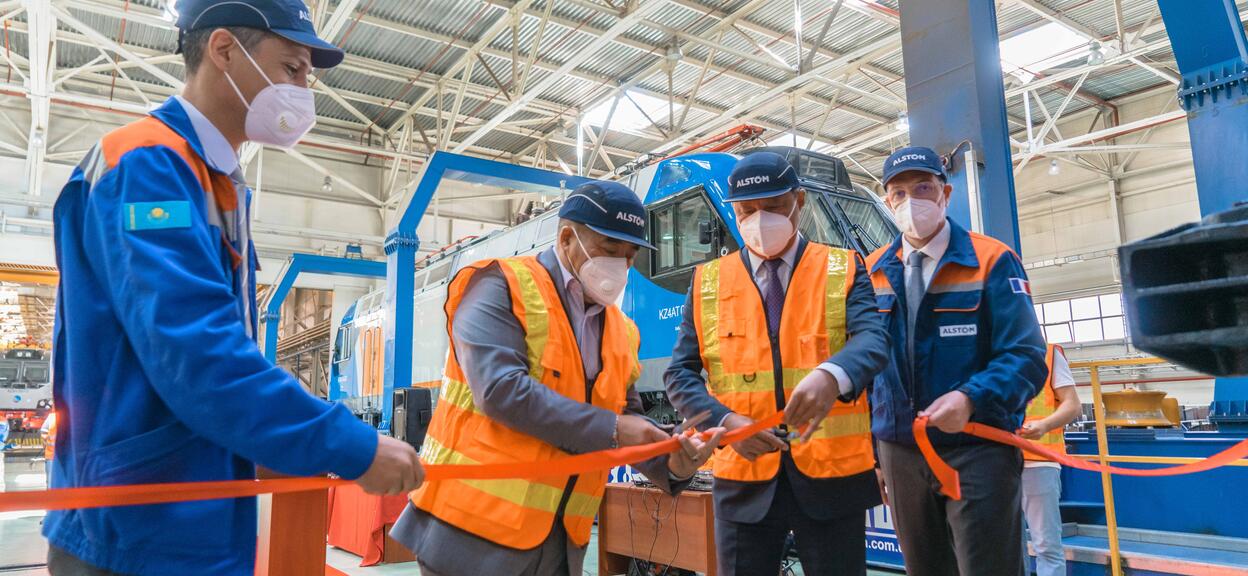 Ribbon_cutting_for_first_Prima_M4_KZ4AT_passenger_locomotive