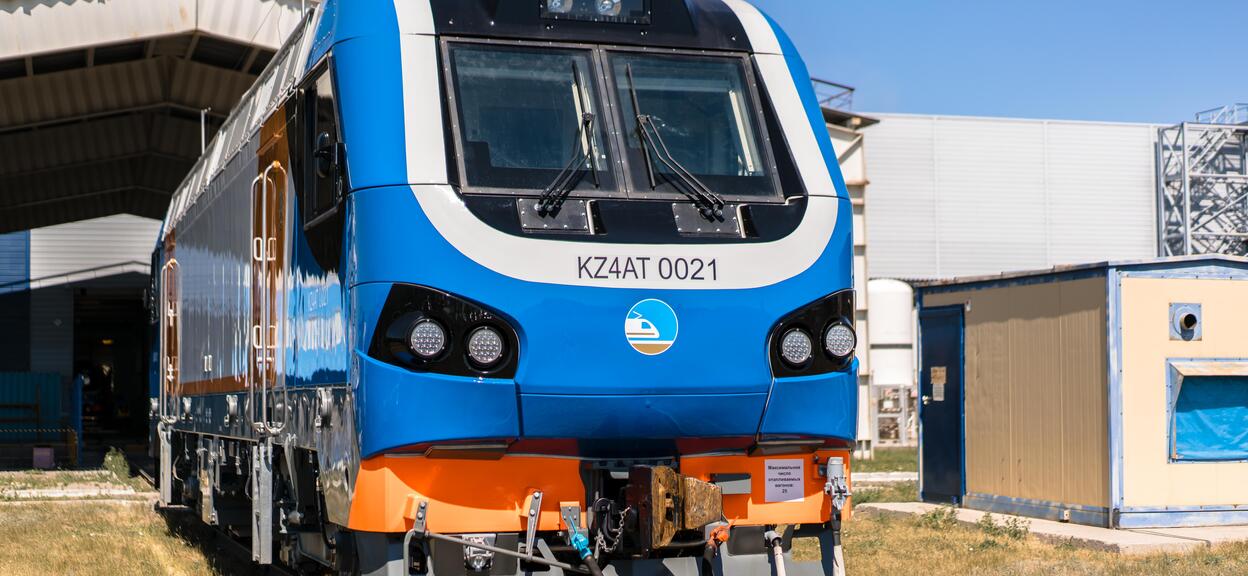 Prima_M4_KZ4AT_passenger_locomotive_in_Kazakhstan