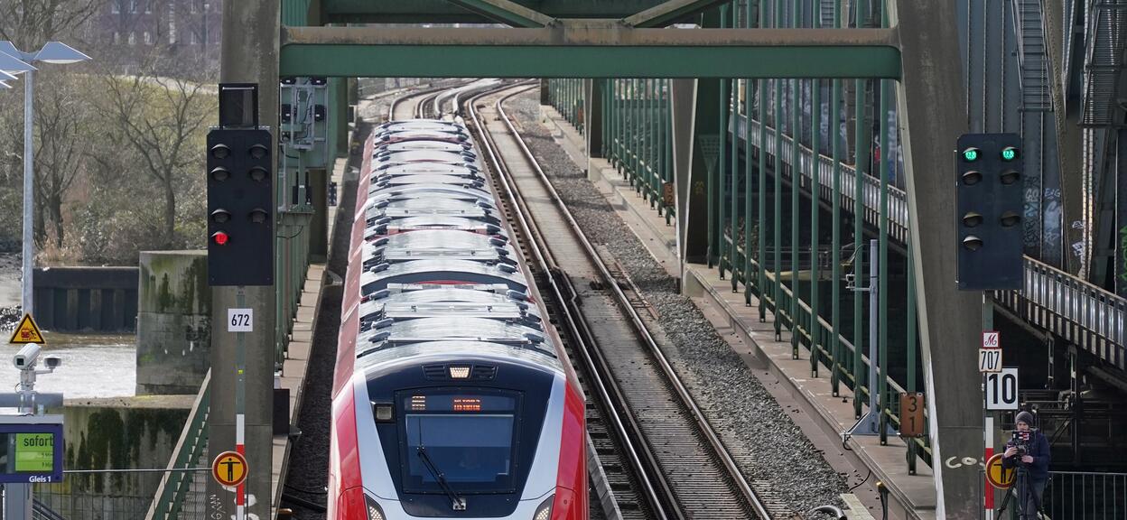 Commuter_trains_for_Hamburg_2