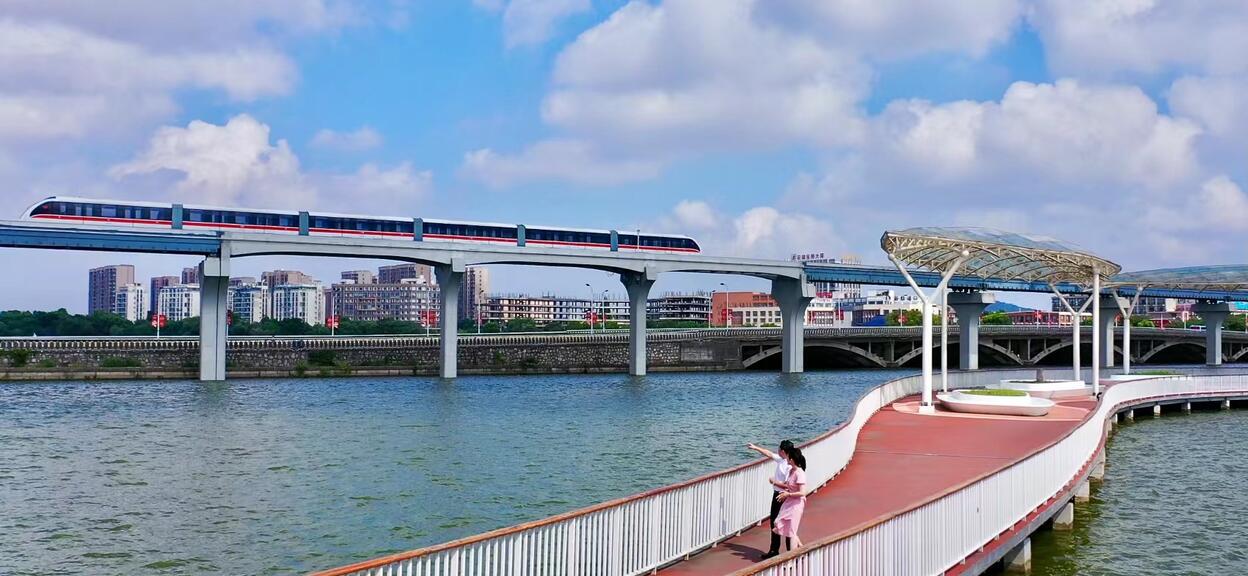 Innovia_monorail_trains_Wuhu1