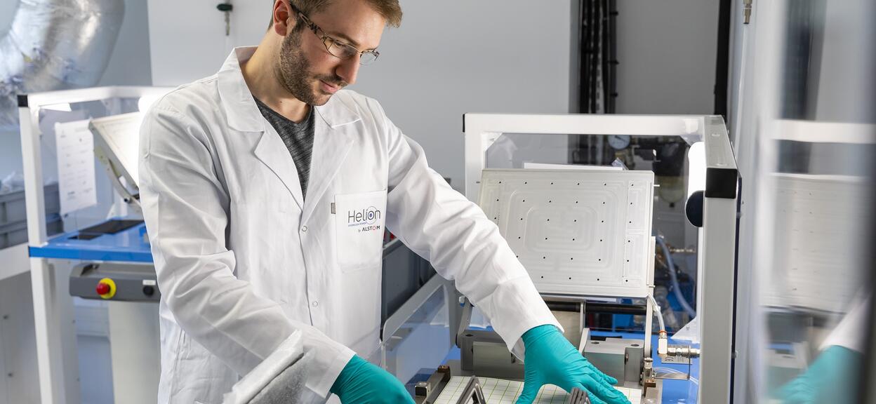 Collage jointage des plaques bi-polaires en graphite composite, avant assemblage