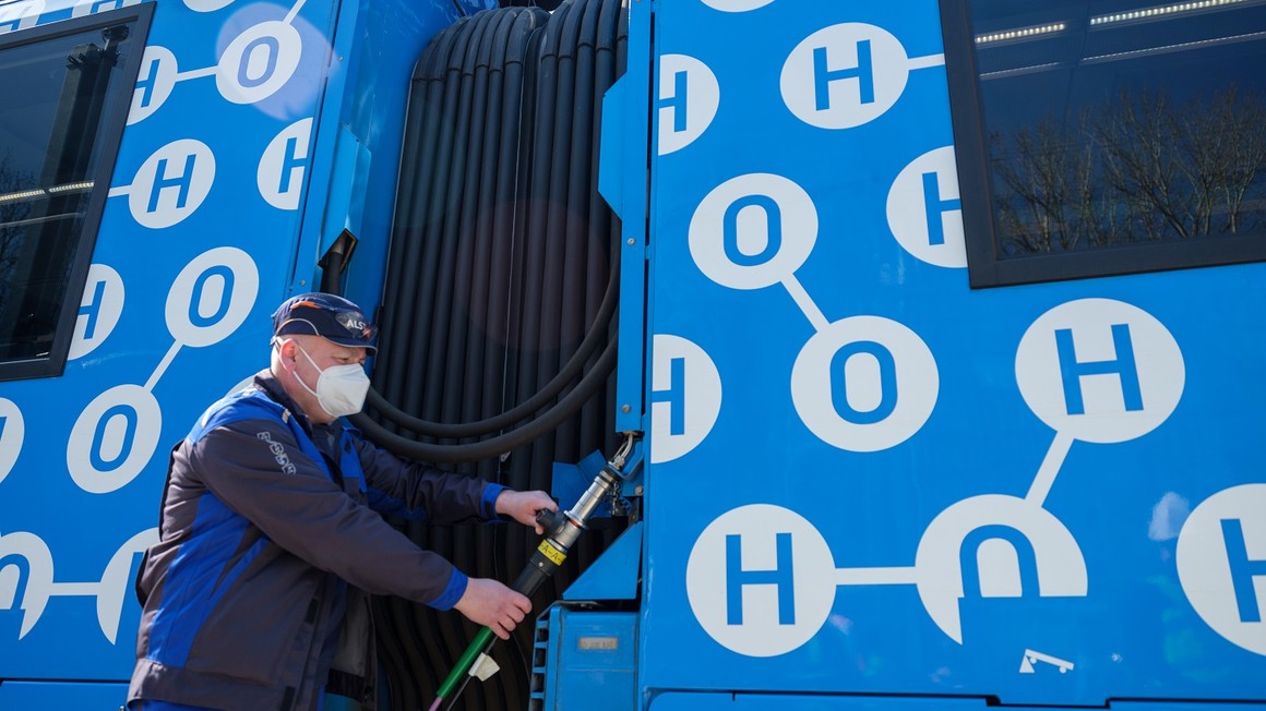 Copyright: Alstom / Christoph Busse Coradia_iLint_being_recharged_with_hydrogen.jpg