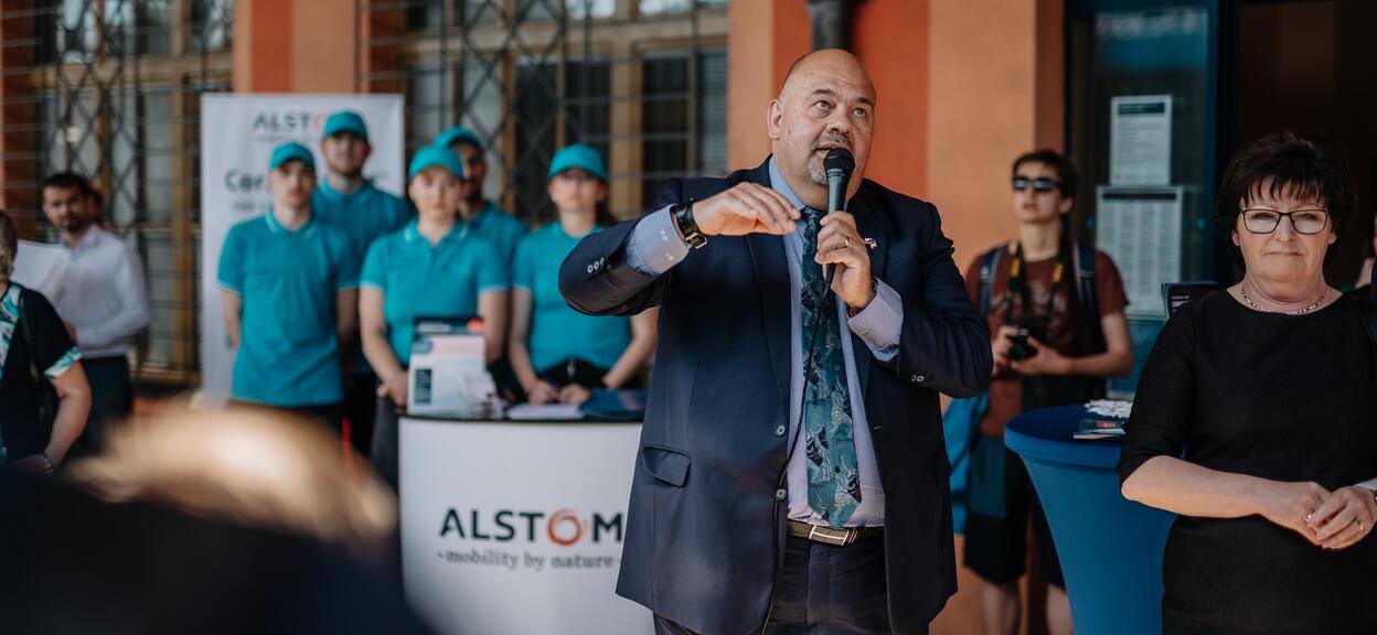 Czechia Hydrogen Railshow event in Česká Třebová Alstom MD and Town Mayor May 2022.jpg