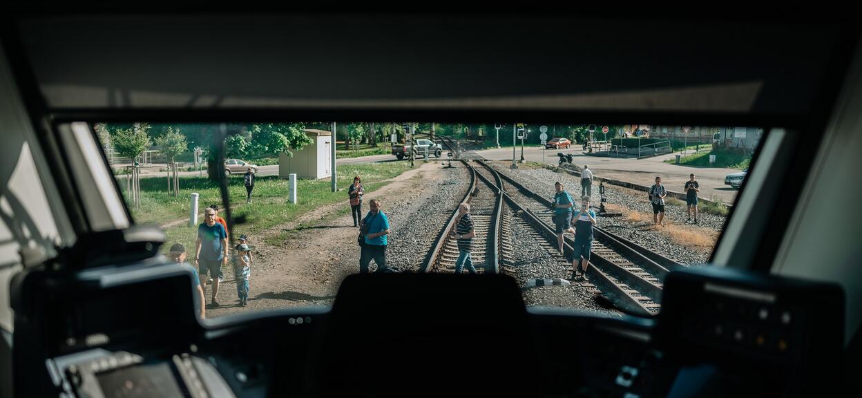 Czechia Hydrogen Railshow Trainspotters awating at station May 2022.jpg