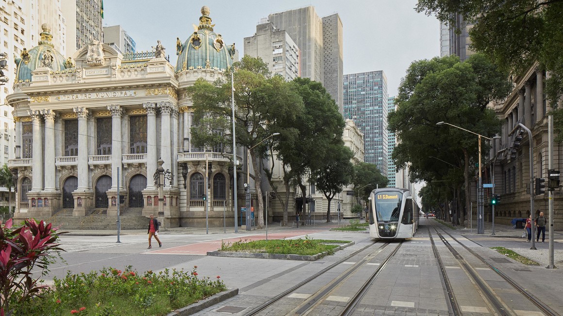 Citadis tram in circulation Cinelândia. Rio de Janeiro 159072.jpg