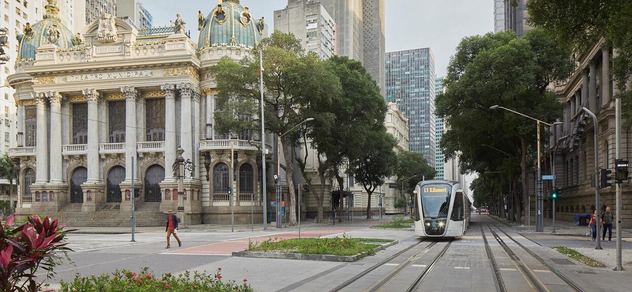 Citadis tram in circulation Cinelândia. Rio de Janeiro 159072.jpg