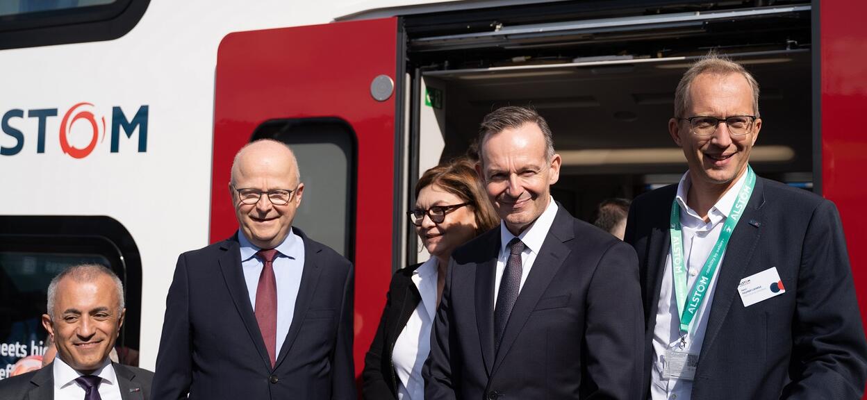 Alstom_InnoTrans_2022_HPL_Group_Photo_2.jpg 