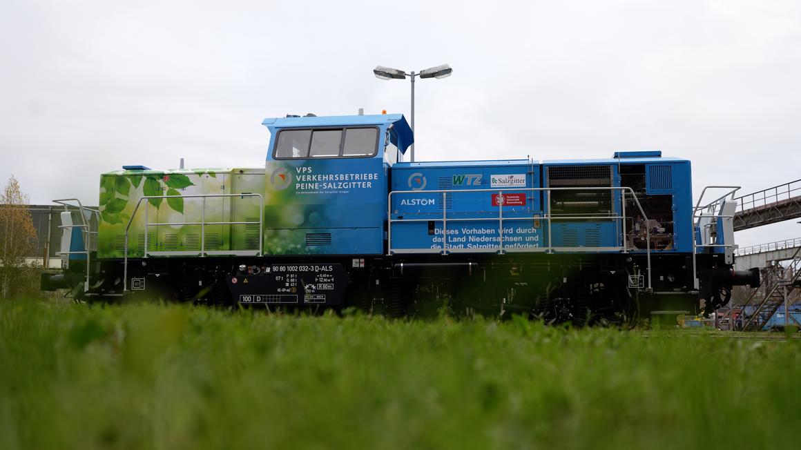 Caption: Alstom is a leader in green traction for locomotives. In November 2022, we demonstrated green re-tractioning for an existing shunting locomotive with a hydrogen internal combustion engine at Alstom’s site in Stendal for the first time.