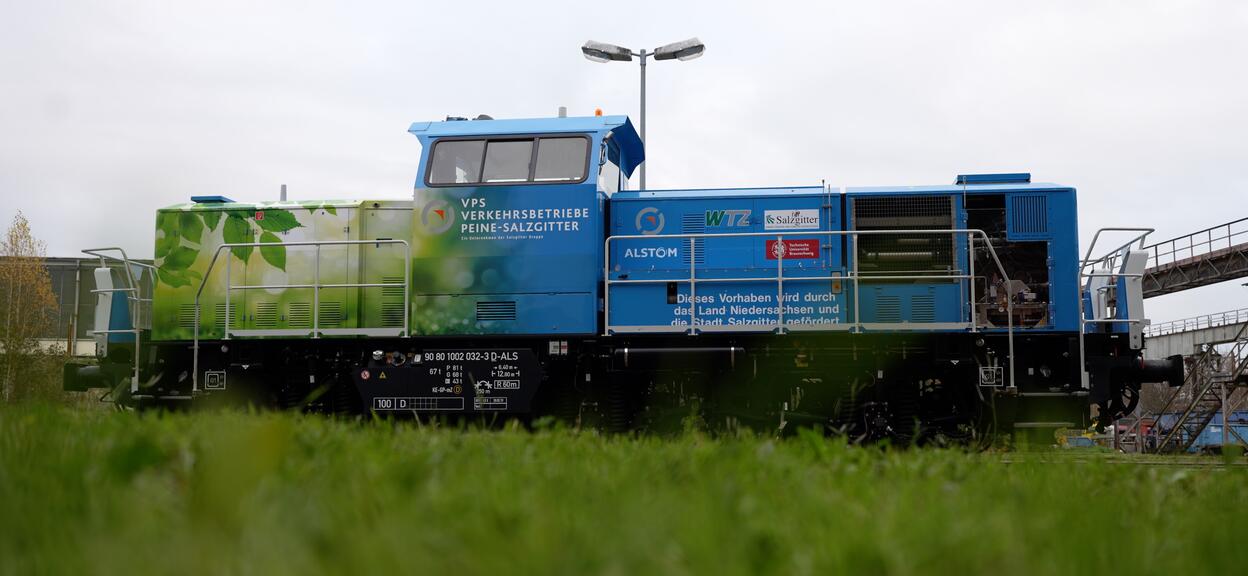 Caption: Alstom is a leader in green traction for locomotives. In November 2022, we demonstrated green re-tractioning for an existing shunting locomotive with a hydrogen internal combustion engine at Alstom’s site in Stendal for the first time.