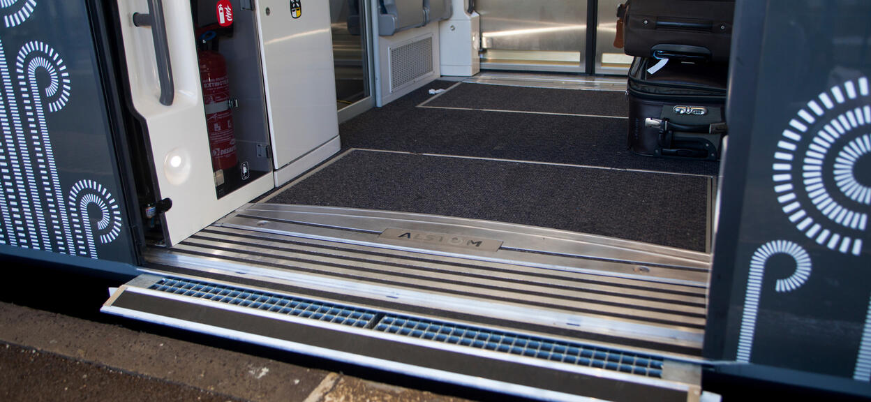 Exterior view of the Tégiolis TER accessible walkway