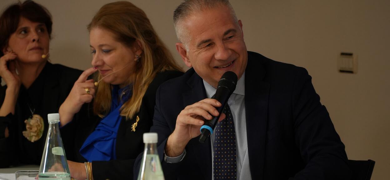 Alstom Bologna MD speaking with microphone