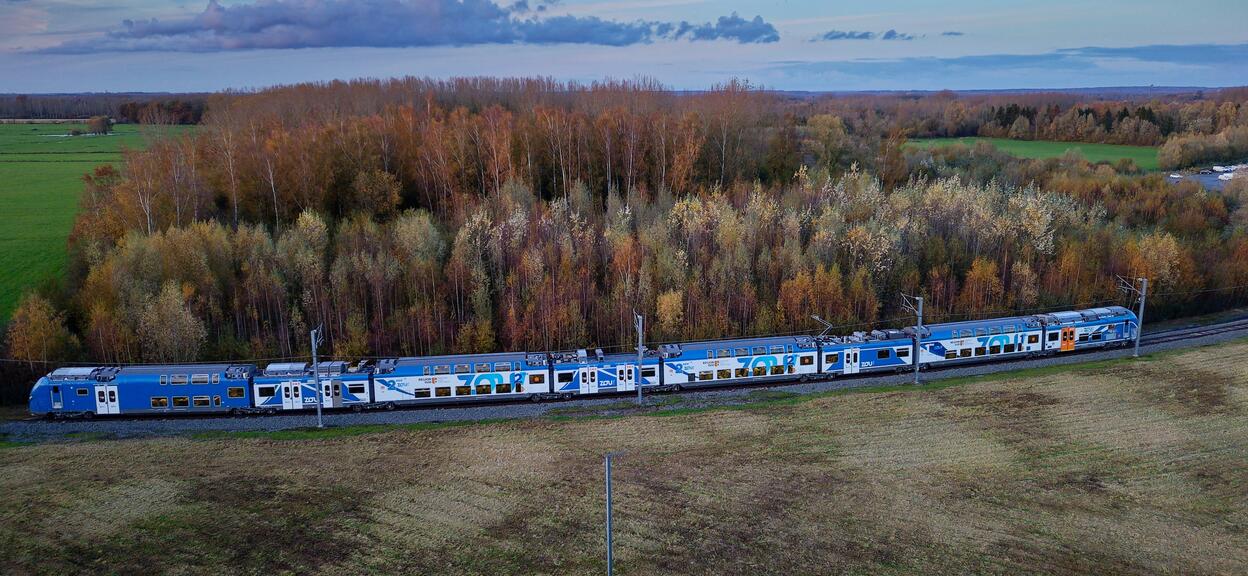 Omneo Premium Sud train beauty shot in countryside
