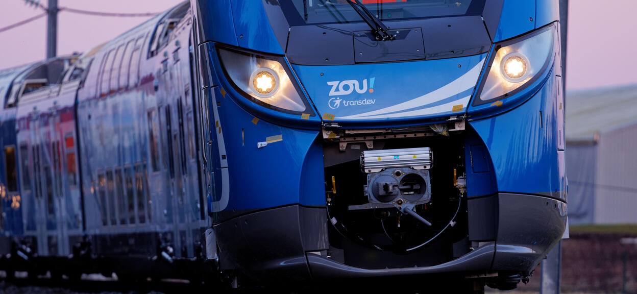 front of Omneo Premium Sud train on tracks