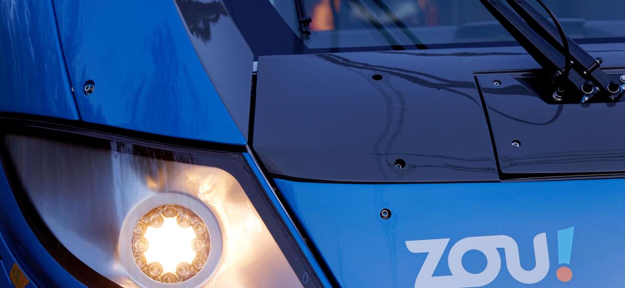 Omneo Premium Sud train headlight with Zou! logo