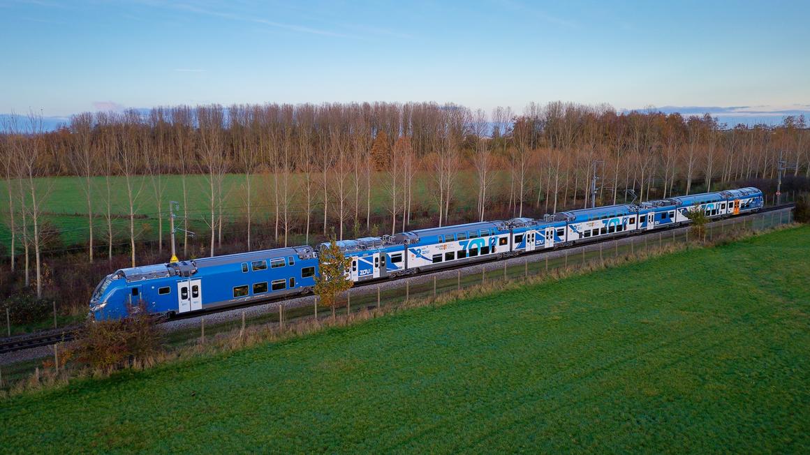 Image of the Omneo Premium Sud train in the autumn countryside 