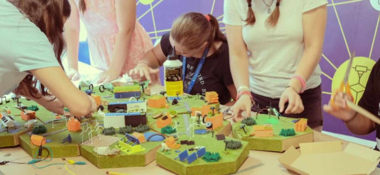 Students from Nógrád and Heves designing the city of the future. Copyright: Strommer Nóra / Maker's Red Box