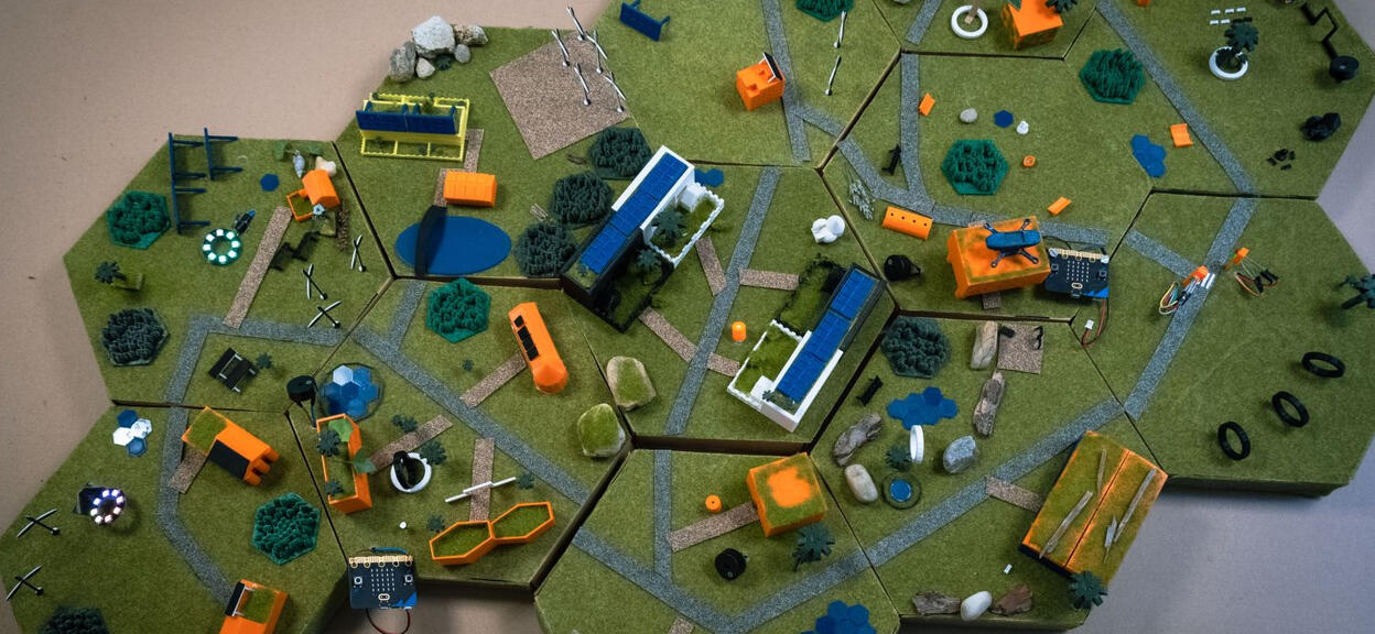 Students from Nógrád and Heves designing the city of the future. Copyright: Strommer Nóra / Maker's Red Box