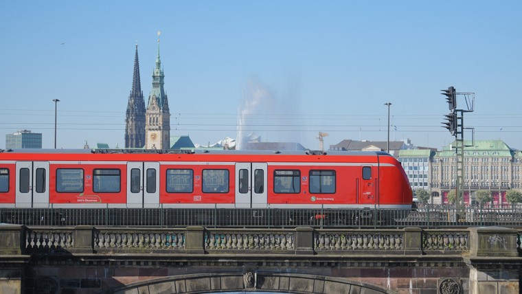 Lieferung hochmoderner Fahrzeuge für S-Bahn Hamburg  