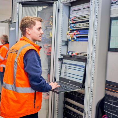 Braunschweig Wayside site employee. Copyright: ALSTOM SA 2025. Anne Friedrich