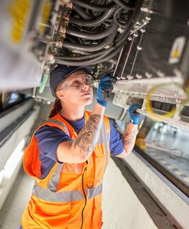 Hennigsdorf site employee. Copyright ALSTOM SA 2024. Braun Friedrich Fotografie