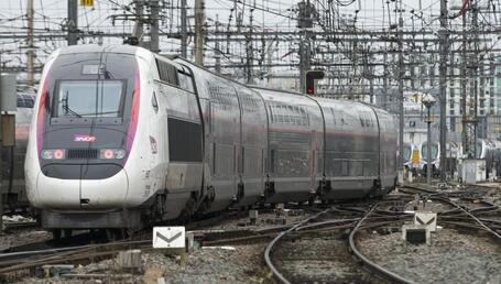 Front view of Avelia Euroduplex under SNCF colors