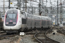 Front view of Avelia Euroduplex under SNCF colors