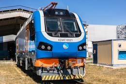 Prima_M4_KZ4AT_passenger_locomotive_in_Kazakhstan