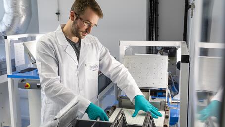 Collage jointage des plaques bi-polaires en graphite composite, avant assemblage