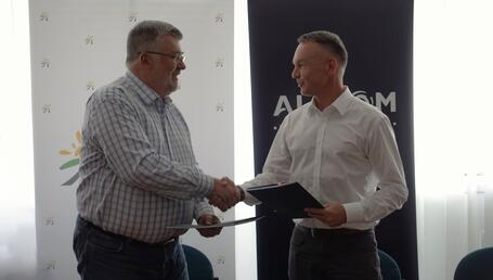 Robert Stępień (KM) & Sławomir Cyza (Alstom) Twindexx signing