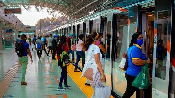 Metro de Panama - passengers onboarding