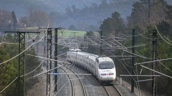 Copyright: Ramon Vilalta Photographer S100_AVE_Renfe_High_Speed_Spain.jpg