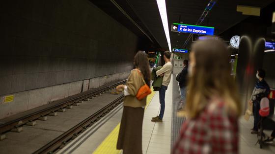 Metro_Malaga_People_Waiting_for_Metro.jpeg