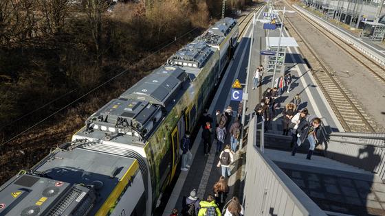 Copyright: ALSTOM SA 2022. Christoph Busse Battery cell and passengers in Baden-Württemberg